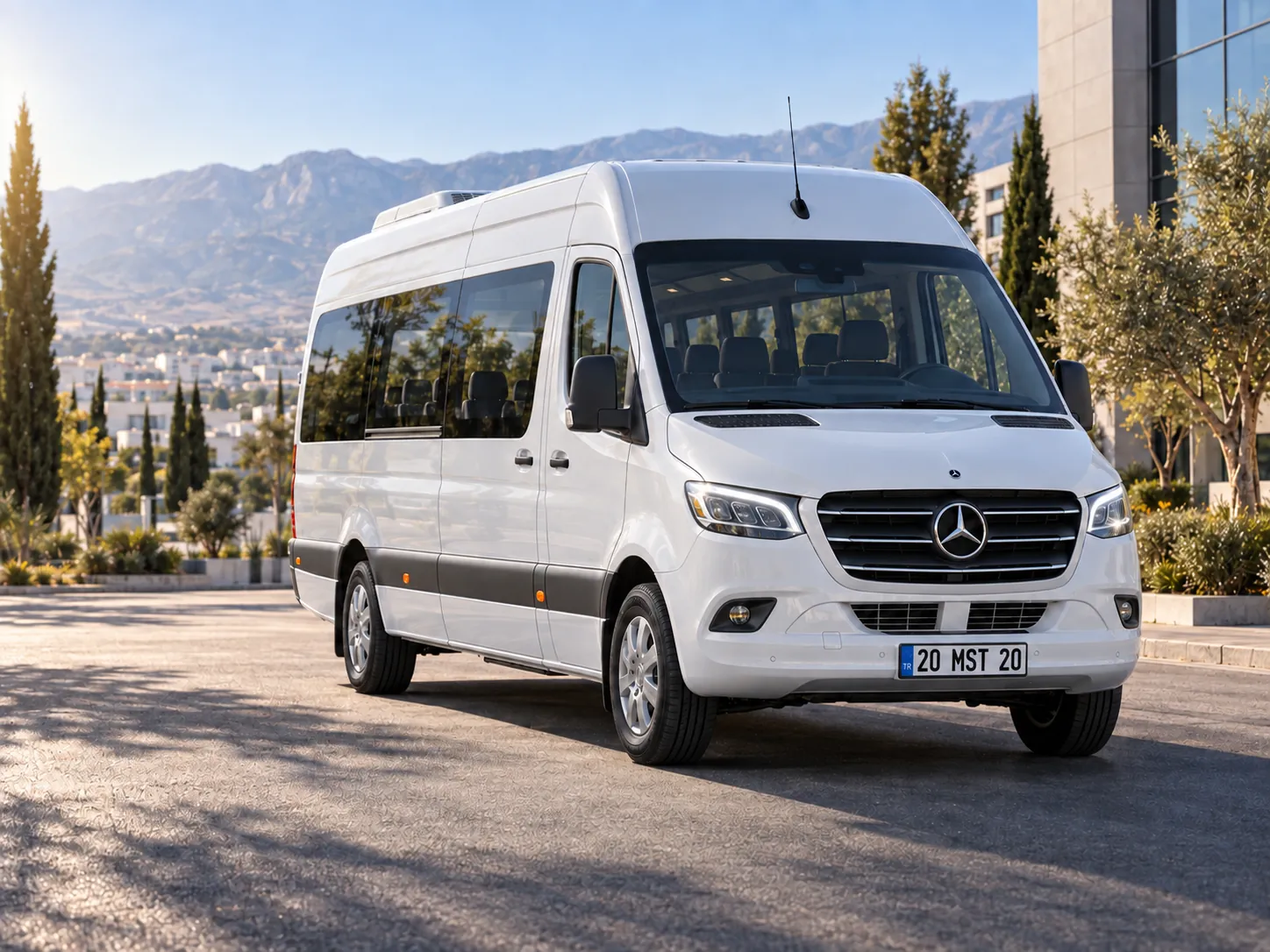 Beyaz Mercedes-Benz Sprinter yolcu aracı